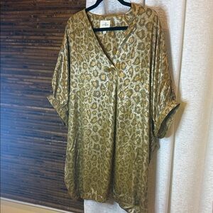 Umgee  Leopard Print V-Neck Tunic Top